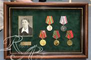 медали и ордена в раме под стеклом с паспарту