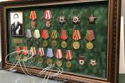 медали и ордена в раме под стеклом с паспарту