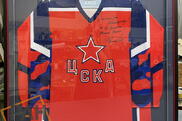 хоккейные свитера в раме со стеклом,хоккейные свитера под стеклом обрамленные паспарту с шильдиком