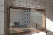 Зеркала в ванной комнате,зеркало над раковиной,зеркало на кафельной плитке