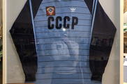 футболки в раме с двусторонним стеклом,футболка спартак в раме с автографами игроков,хоккейные свитера в раме,футболки в раме с двусторонним стеклом
