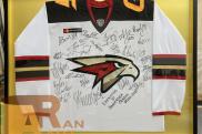 хоккейные свитера в раме с автографами хоккеистов,хоккейные свитера в раме с двусторонним стеклом,хоккейные свитера в раме со стеклом