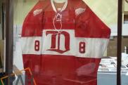 хоккейные свитера в раме со стеклом,хоккейные свитера под стеклом обрамленные паспарту с шильдиком