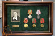 медали в раме под стеклом с бархатным паспарту