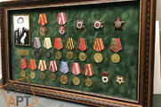 медали в раме под стеклом с бархатным паспарту