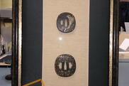 монеты и купюры в раме под стеклом